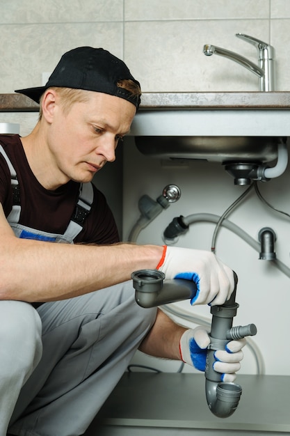 Foto il lavoratore imposta la trappola