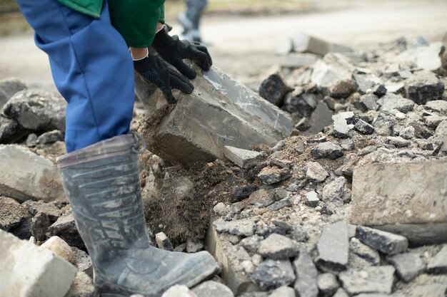 사진 노동자 는 집 건설 의 파손 된 돌 들 의 세부 사항 을 정렬 한다