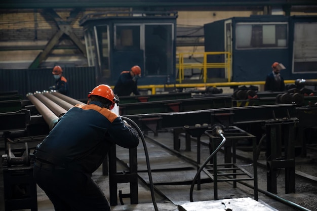 러시아 남부 타간록에 위치한 철강 공장 또는 파이프 공장에서 일하는 노동자