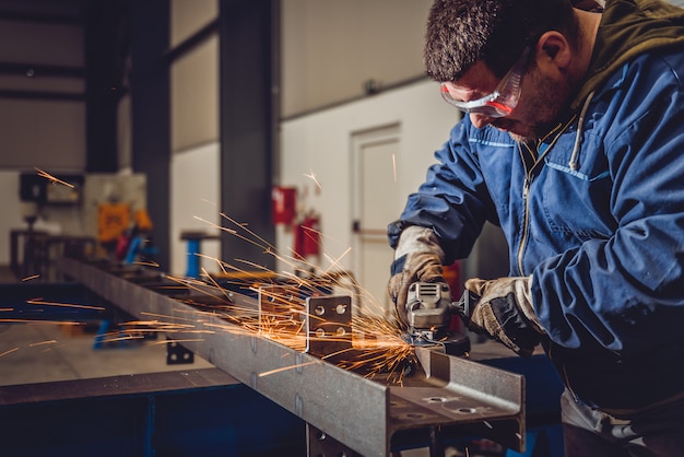 Lavoratore che utilizza la smerigliatrice angolare