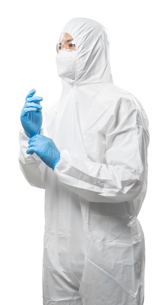 작업자는 마스크와 고글이 있는 의료용 보호복 또는 흰색 작업복을 착용합니다.