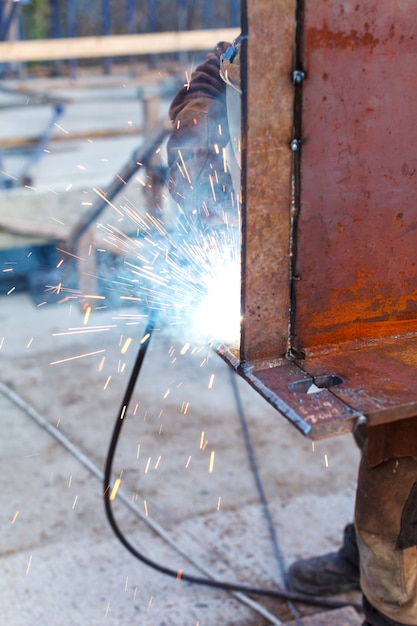 Lavoratore che salda in una fabbrica. saldatura su un impianto industriale