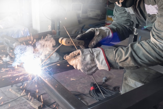 worker welding the metal