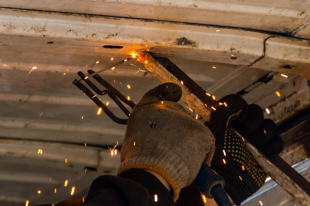 写真 手動で鋼部品を溶接する作業員