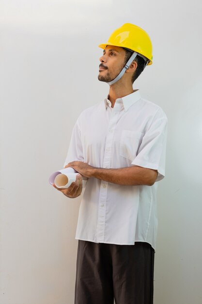 Operaio con casco isolato su sfondo bianco. uomo nero in un casco con varie espressioni.