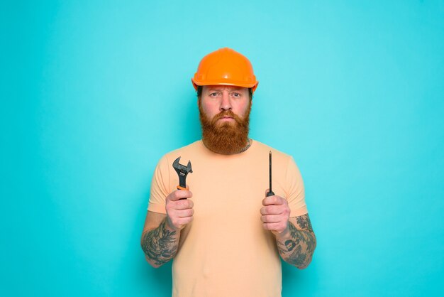 Il lavoratore con il cappello giallo è confuso sul suo lavoro