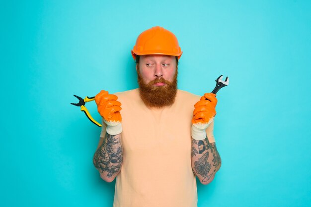 Il lavoratore con il cappello giallo è confuso sul suo lavoro