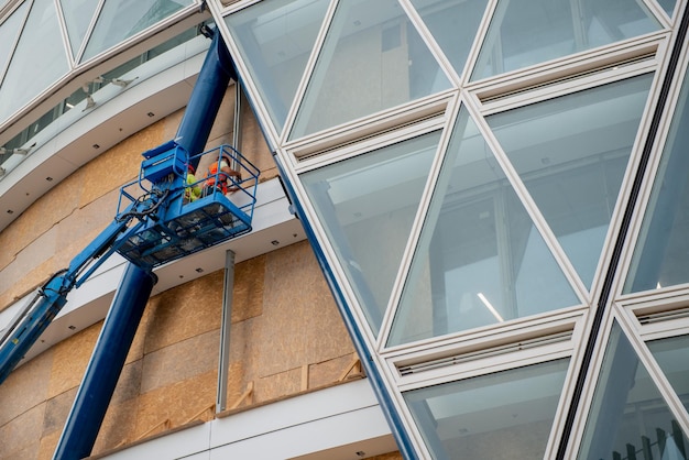 Worker at work on the lifting platform