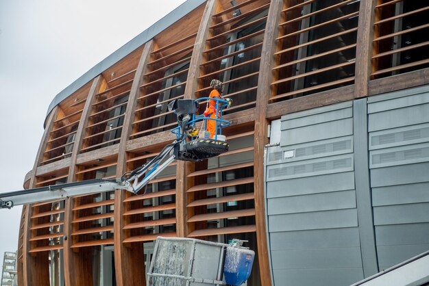 Worker at work on the lifting platform