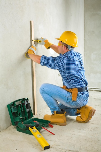 Foto operaio al lavoro