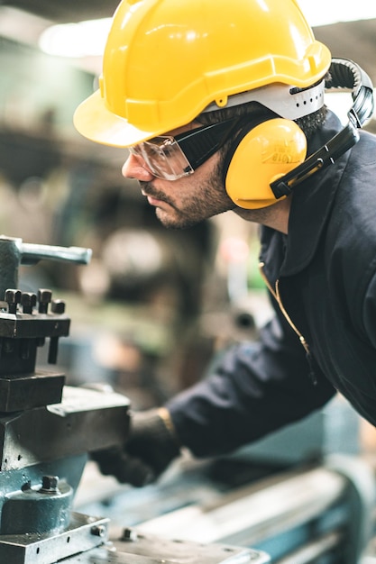 Foto lavoratore che lavora nell'industria