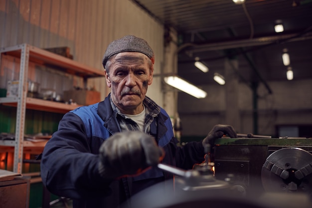 Photo worker working in the plant