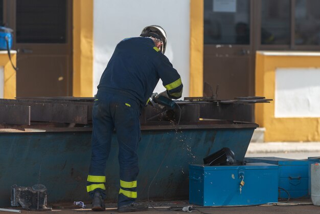 Photo worker working on ship repairing yard