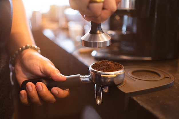 Il lavoratore lavora con una macchina da caffè