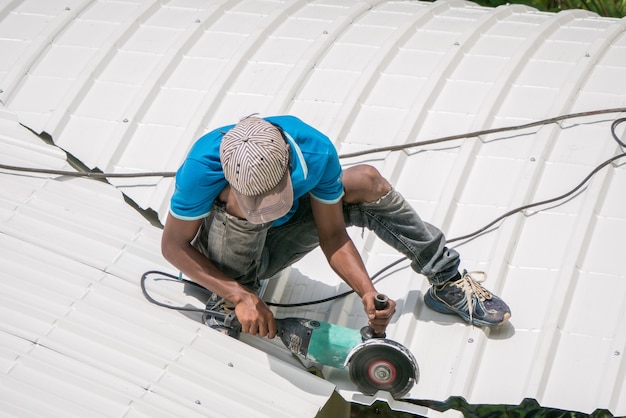 Photo workers are saw a roof