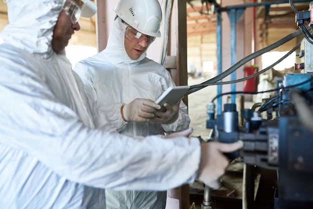 Lavoratori nella fabbrica a rischio biologico