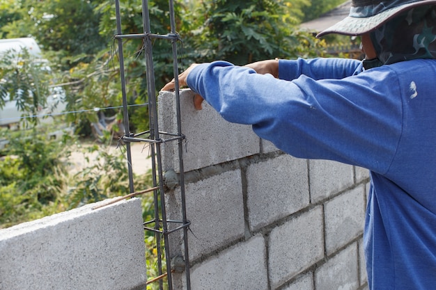 I lavoratori costruiscono un muro