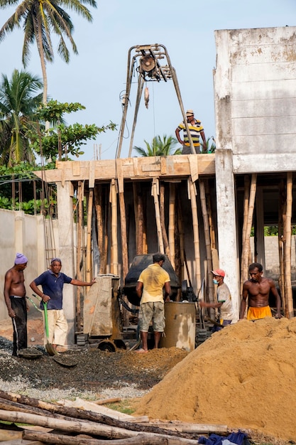 Operai in costruzione. costruzione di una casa in sri lanka