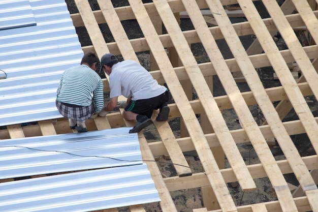 工人在建造屋顶