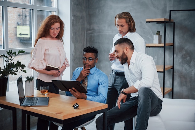 Photo workers in formal clothes at the office