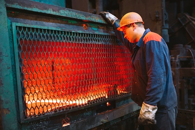 写真 製鉄所の労働者。