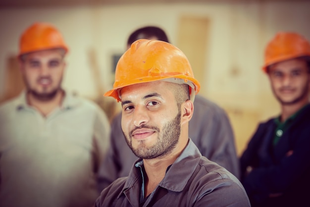 Foto lavoratori in fabbrica industriale