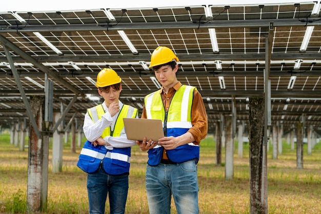 도시에서 효율적인 에너지를 위해 태양광 패널을 설치하는 근로자