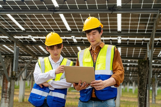 Lavoratori che installano pannelli solari per un'energia efficiente in città