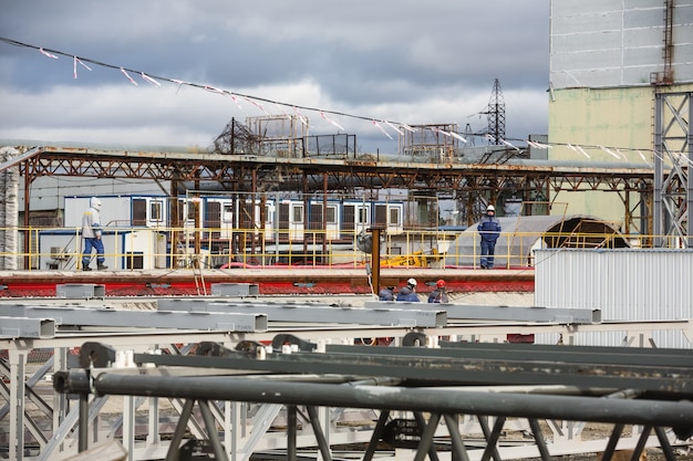 Operai e personale della centrale nucleare di chernobyl hanno completato la costruzione dell'arco mobile sopra lo shelter oggetto della quarta unità di potenza