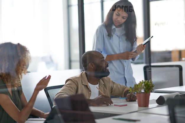 Lavoratori che si preparano per l'incontro con i partner nella sala conferenze