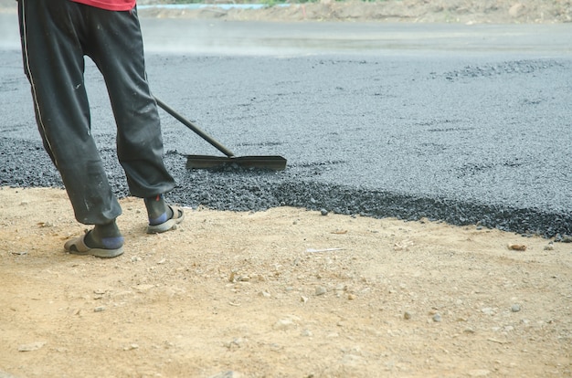 Lavoratori su una costruzione di strade, costruzione di strade asfaltate