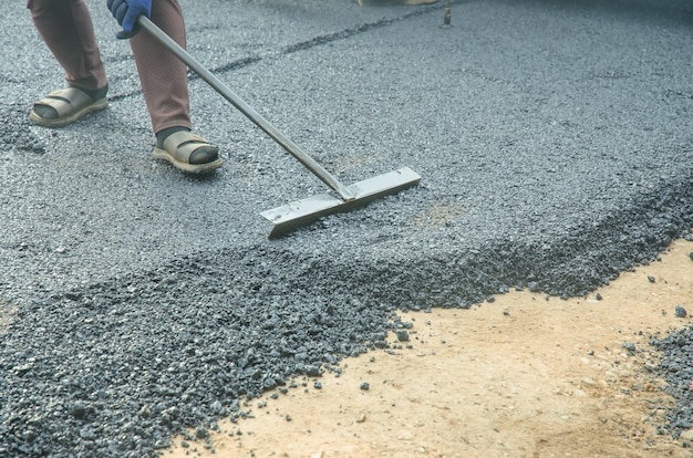 Foto lavoratori su una costruzione di strade, costruzione di strade asfaltate