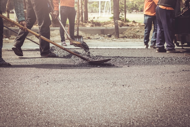 Foto lavoratori su una costruzione di strade