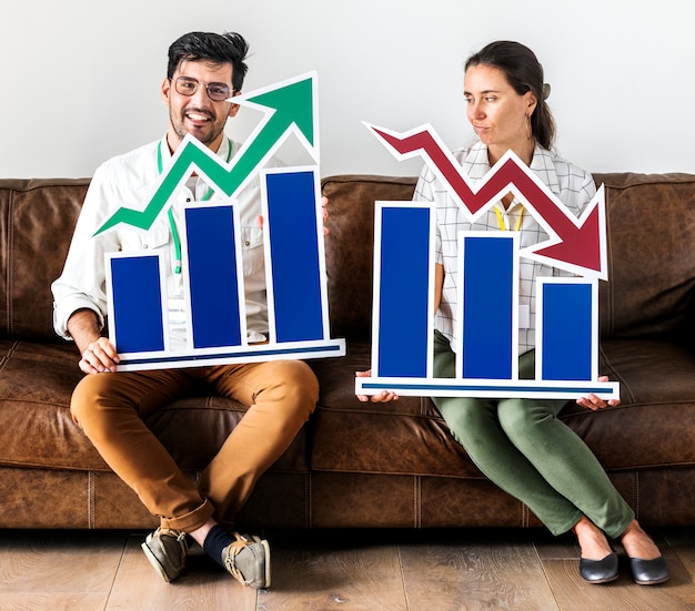 Lavoratori che si siedono sul divano che tiene icona infographic