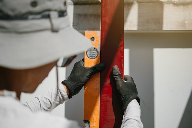 Workers use a water level ruler.