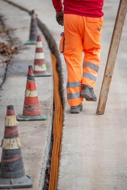 Workers at work to bury the cables of the ultrafast network