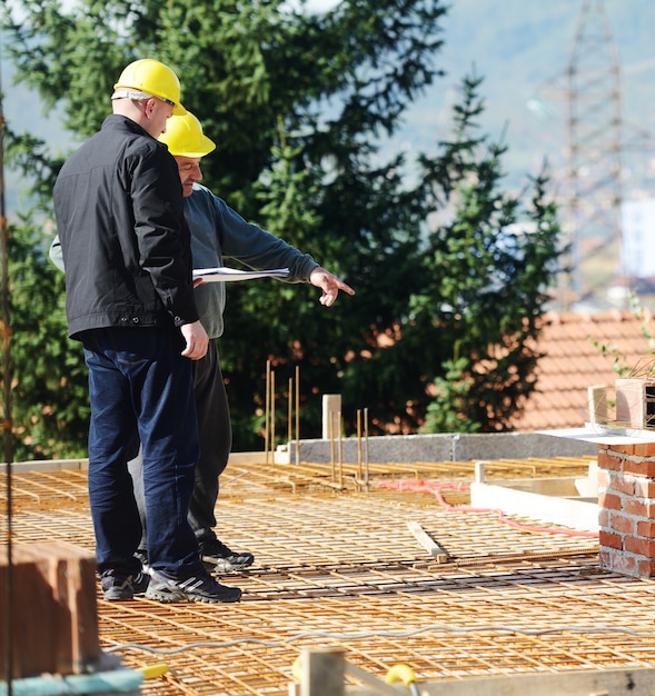 Foto lavorando e costruendo su un nuovo progetto di casa