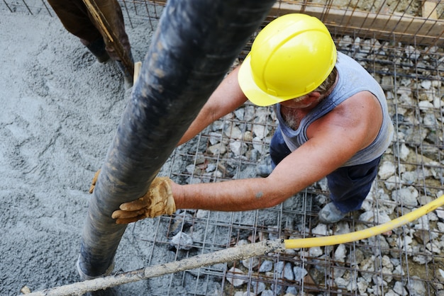 Foto lavorando e costruendo su un nuovo progetto di casa