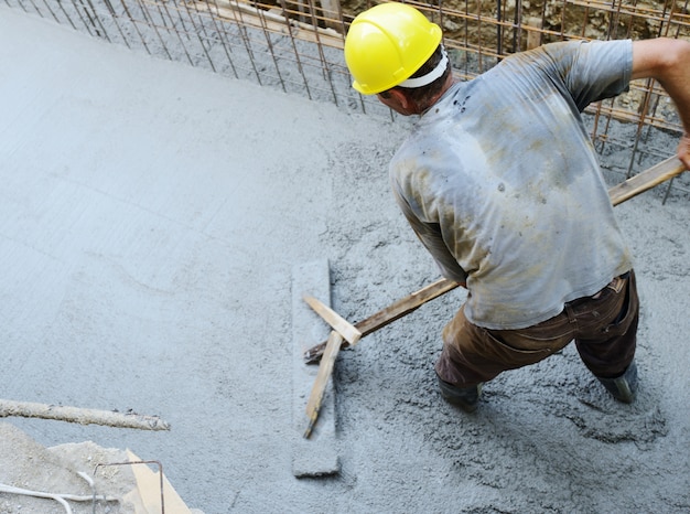 Foto lavorando e costruendo su un nuovo progetto di casa