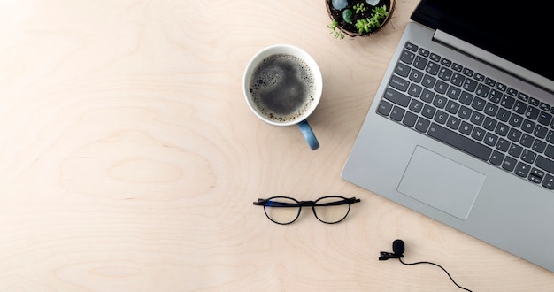 Рабочее пространство для бизнеса Онлайн-обучение Обучение Ноутбук кофе-микрофон на деревянном столе