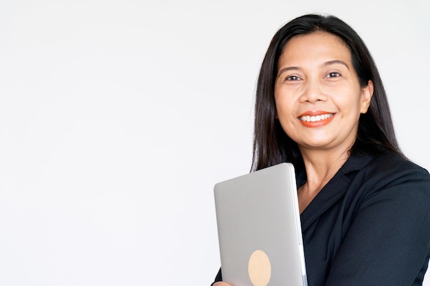 Фото Работающая деловая женщина в черном пиджаке с ноутбуком