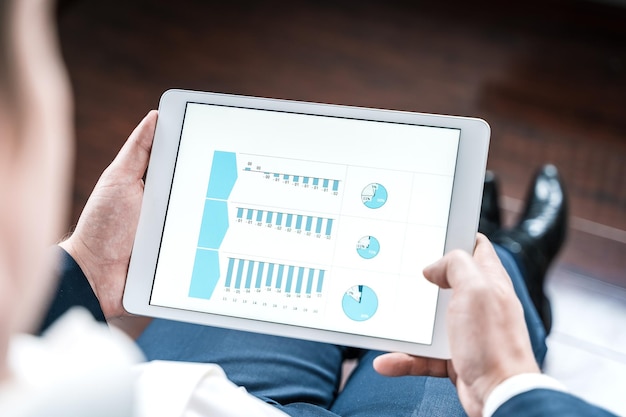 Photo working businessmaninvestortraderfinancial reportpresenatation in tabletdiagramgantt chart analyticsproject profit evaluationbusiness meetingnegotiationsceogeneral managerbank investment