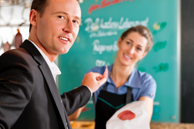 Photo working in a butcher's shop