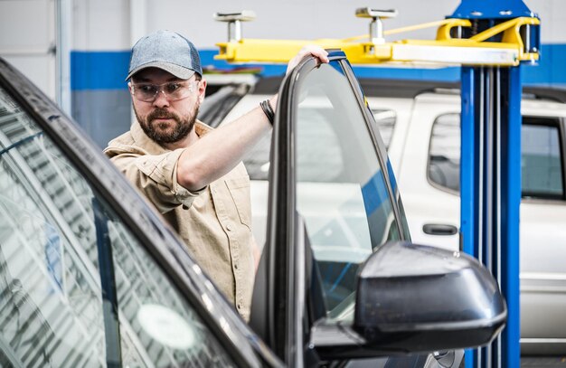 Foto tecnico del servizio automobilistico caucasico