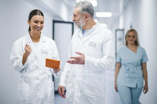 Giornata di lavoro in clinica i colleghi discutono di qualcosa nel corridoio della clinica