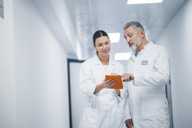 Giornata di lavoro in clinica i colleghi discutono di qualcosa nel corridoio della clinica