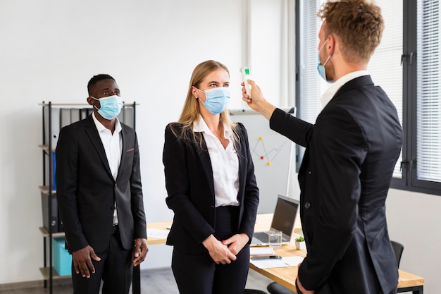 Lavorando durante il covid al concetto di ufficio