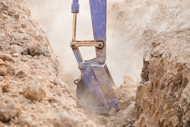 トレンチを掘る作業掘削機トラクター。