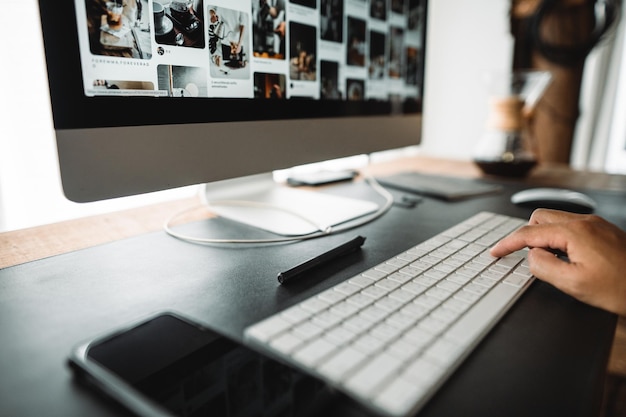 Foto lavorare e trovare informazioni sul computer