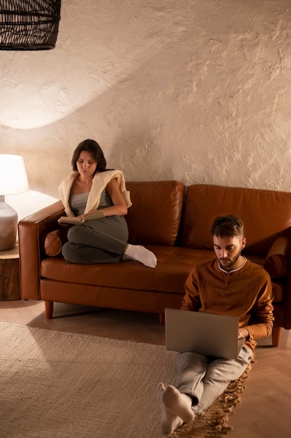 Foto lavorare da casa in una postazione di lavoro ergonomica